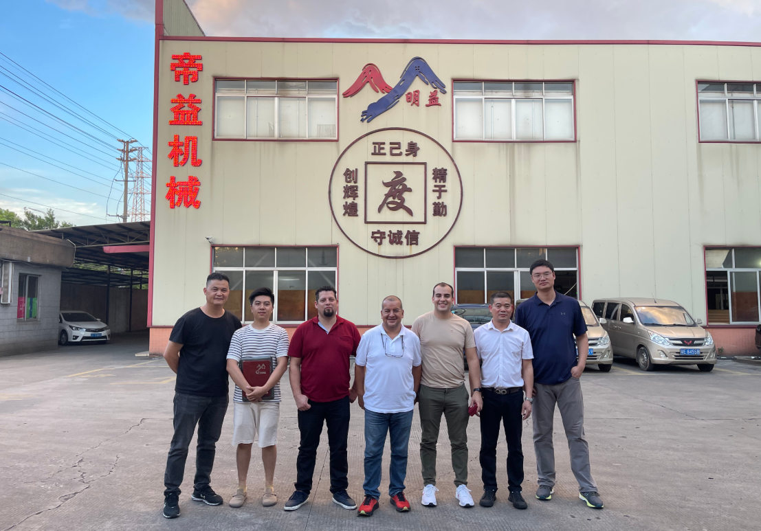 客户参观工厂2.png