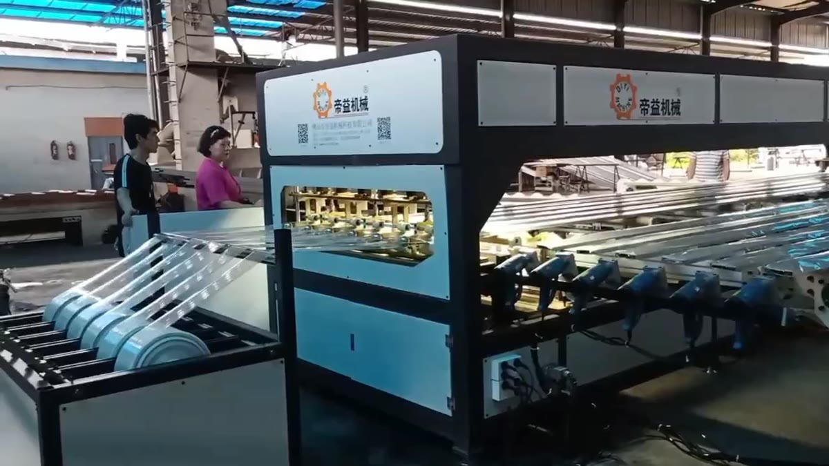 图 3: 单支套袋现场,原视频12秒。位置标注:前景为型材与辊道接触区,后方为包装机构;检查型材排列、端部齐平和进入方向。照片未展示可供判断的故障封口。
